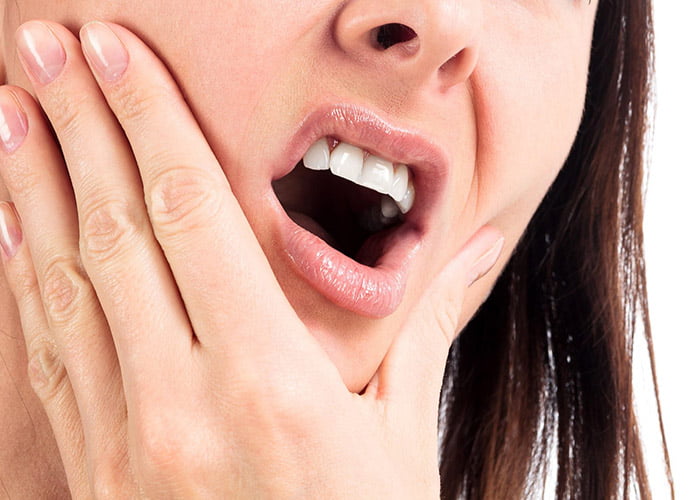 What are the symptoms of a dental abscess?