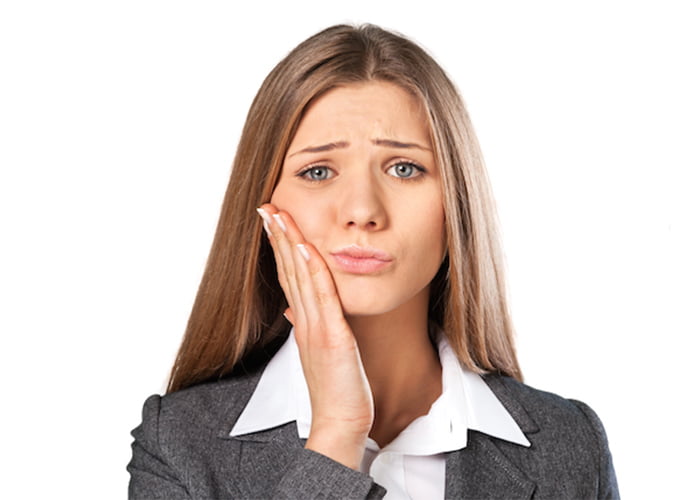 What are the symptoms of a dental abscess?